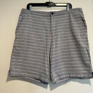 Izod Saltwater Mens 36 Flat Front Bermuda Chino Shorts Blue And White Stripes.